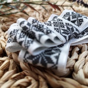 Alternative view of Brosa traditionala alb negru